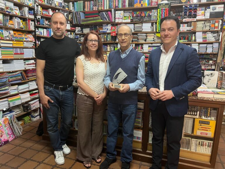 ASECOV Y EL AYUNTAMIENTO ENTREGAN EL RECONOCIMIENTO COMERCIO HISTÓRICO A LA LIBRERÍA EL CARMEN POR SU TRAYECTORIA CENTENARIA AL SERVICIO DEL COMERCIO LOCAL